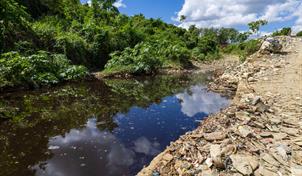 El presidente Abinader expresa molestia por retrasos en accesos al vertedero de Duquesa