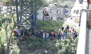 Buscan a motorista que cay&oacute; al r&iacute;o Isabela tras accidente m&uacute;ltiple en Villa Mella