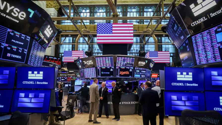 Wall Street cierra dispar en espera de datos de empleo e inflaci&oacute;n en EE. UU.
