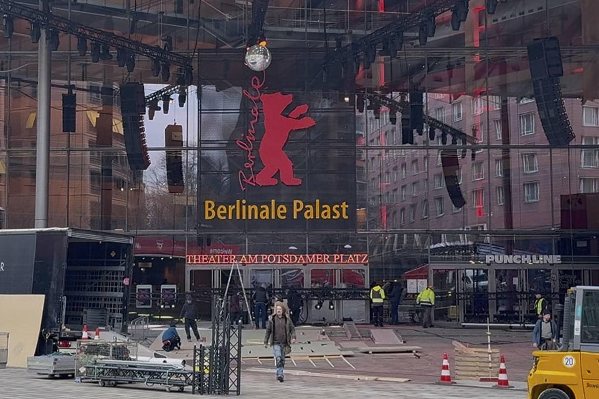 Los invitados llegan a la alfombra roja antes de la ceremonia de apertura de la 76.&ordf; edici&oacute;n del Festival Internacional de Cine de Berl&iacute;n, en Berl&iacute;n, Alemania, el 12 de febrero de 2026. La 76.&ordf; Berlinale se celebra del 12 al 22 de febrero de 2026.<br>