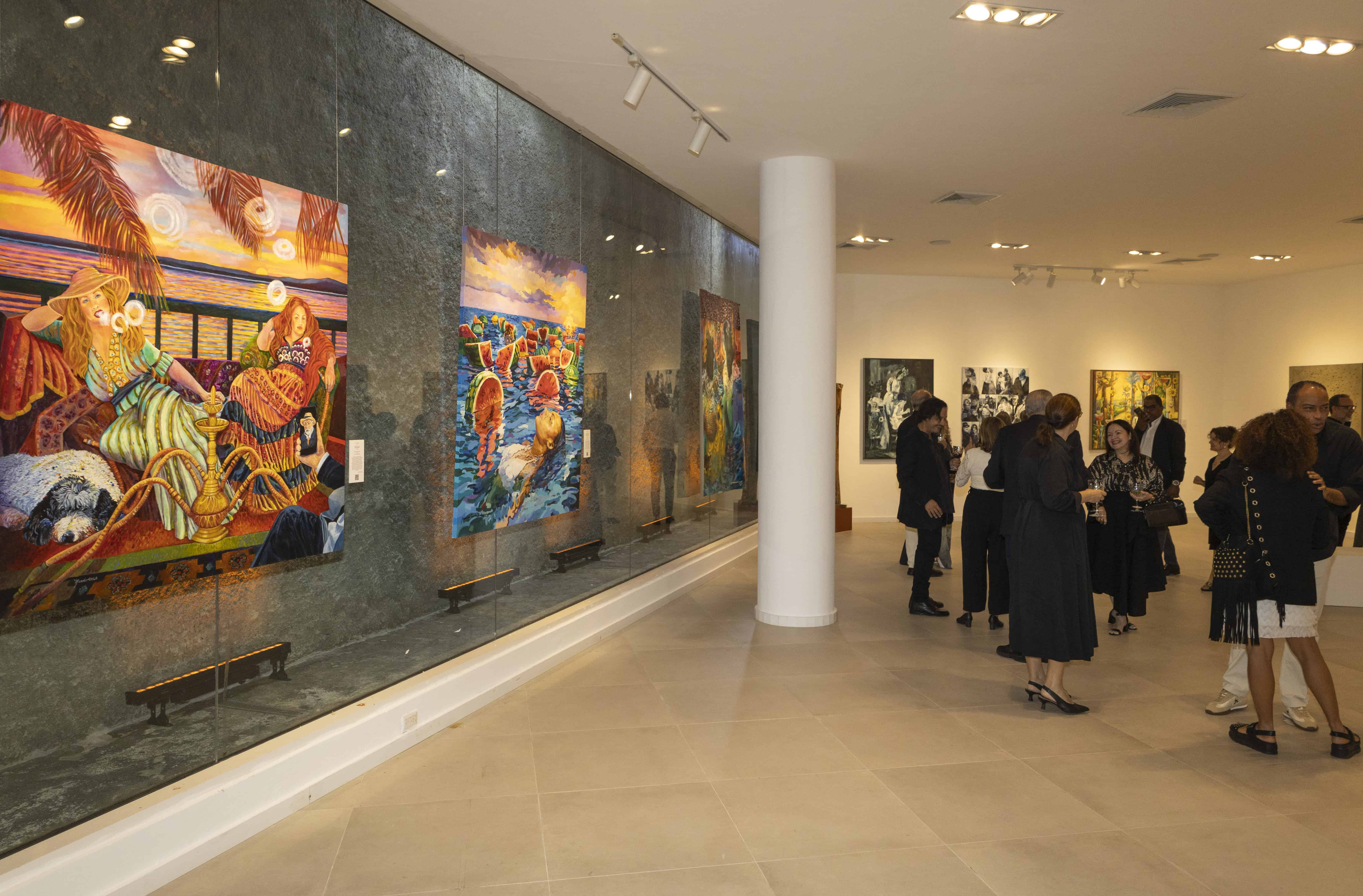 En la muestra colectiva convergen 58 obras de arte.