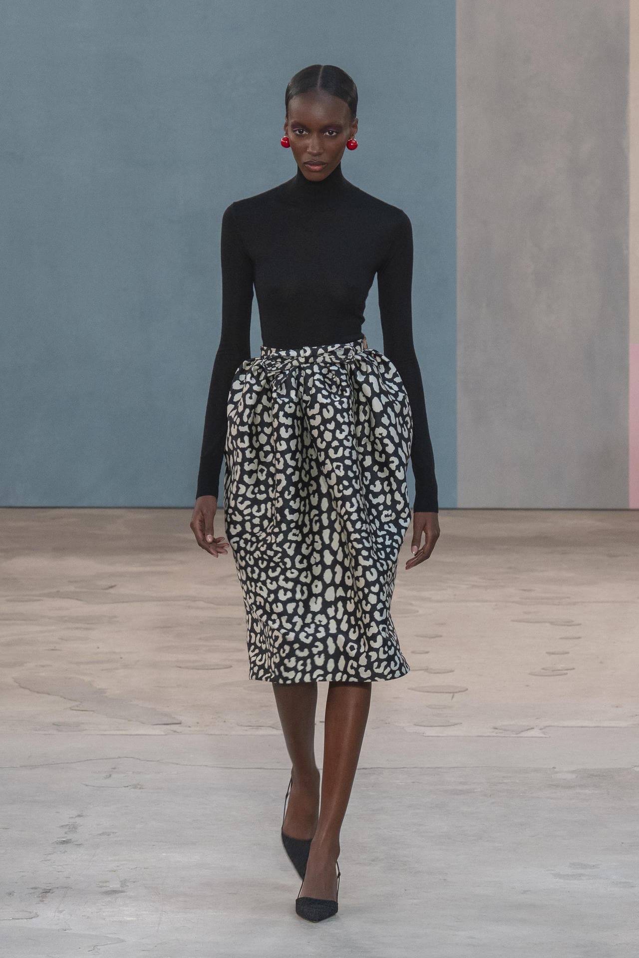 Una modelodesfila con prendas de la nueva colecci&oacute;n de la dise&ntilde;adora venezolana Carolina Herrera este jueves, en Nueva York (Estados Unidos). La colecci&oacute;n de Herrera es una oda al poder creativo de las mujeres artistas, mecenas, galeristas, coleccionistas y musas, las mismas que lucieron sus propuestas de oto&ntilde;o-invierno en Nueva York