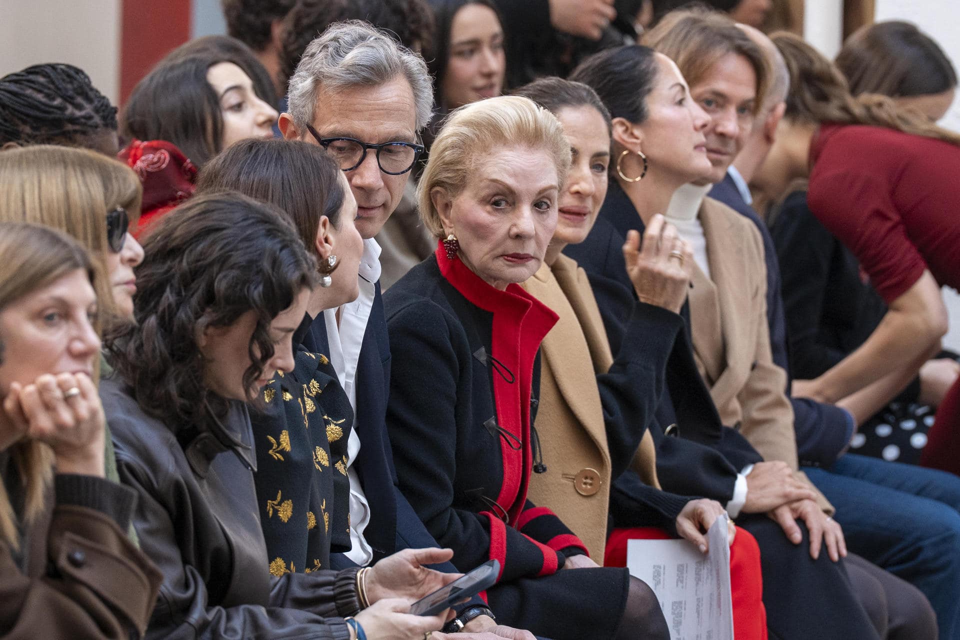 La dise&ntilde;adora venezolana Carolina Herrera (c) asiste a un desfile de moda este jueves, en Nueva York (Estados Unidos). La nueva colecci&oacute;n de Carolina Herrera es una oda al poder creativo de las mujeres artistas, mecenas, galeristas, coleccionistas y musas, las mismas que lucieron sus propuestas de oto&ntilde;o-invierno en Nueva York.