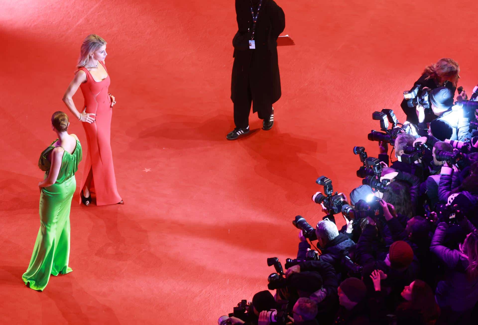 Jella Hase (izq.) y Caroline Daur (segunda por la izq.) llegan a la alfombra roja antes de la ceremonia de apertura de la 76.&ordf; edici&oacute;n del Festival Internacional de Cine de Berl&iacute;n, en Berl&iacute;n, Alemania, el 12 de febrero de 2026. La 76.&ordf; Berlinale se celebra del 12 al 22 de febrero de 2026.<br>