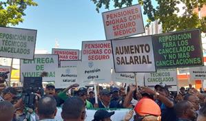 Agr&oacute;nomos marchan al Palacio Nacional en reclamo de aumento salarial y pensiones dignas