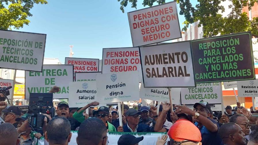 Agr&oacute;nomos marchan al Palacio Nacional en reclamo de aumento salarial y pensiones dignas