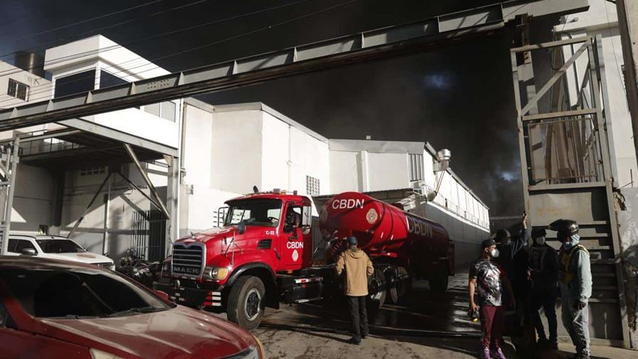 Bomberos llevan m&aacute;s de nueve horas combatiendo incendio en f&aacute;brica de Haina