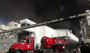 La magnitud del incendio en f&aacute;brica de pl&aacute;sticos en Haina supera la capacidad de bomberos locales