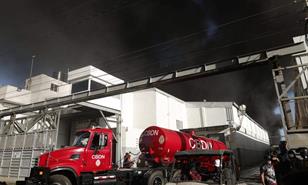 La magnitud del incendio en f&aacute;brica de pl&aacute;sticos en Haina supera la capacidad de bomberos locales