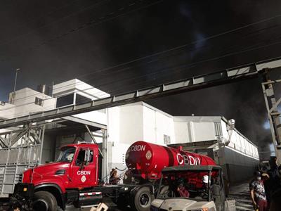 Bomberos del DN apoyan incendio en fábrica de Haina