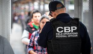 CBP acuerda no interrogar sobre su trabajo a periodistas que cubren la frontera de EE. UU.