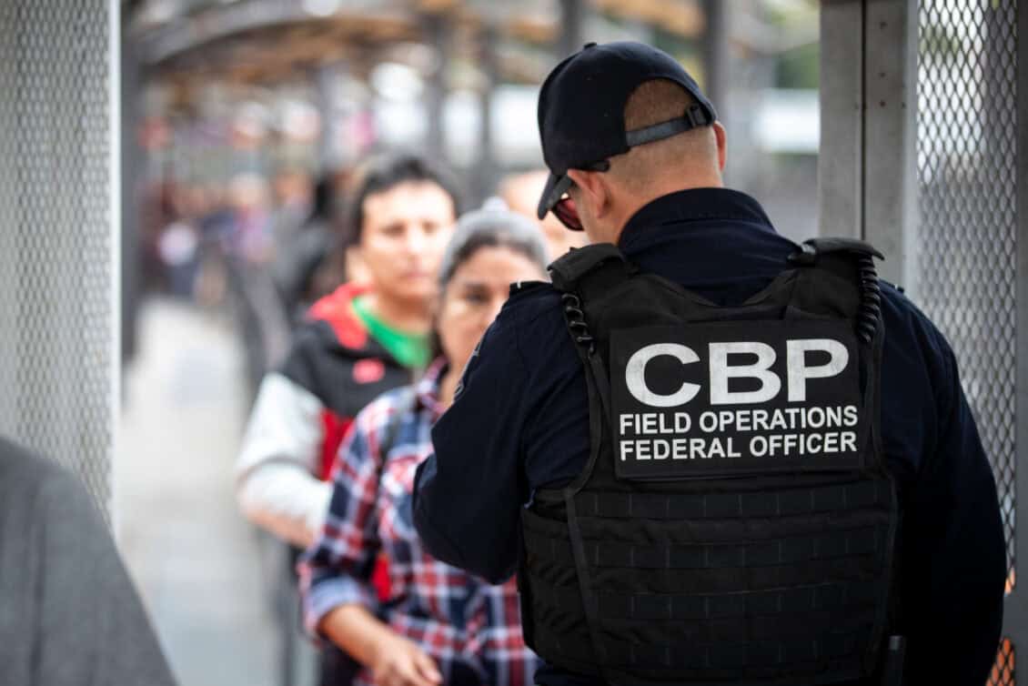 CBP acuerda no interrogar sobre su trabajo a periodistas que cubren la frontera de EE. UU.