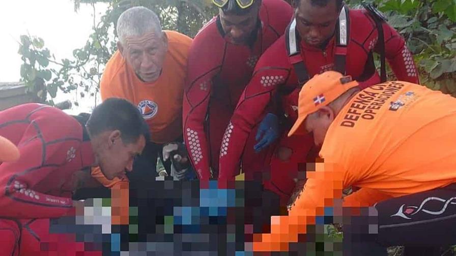 Defensa Civil recupera el cuerpo del motorista que cay&oacute; al r&iacute;o Isabela durante accidente de tr&aacute;nsito