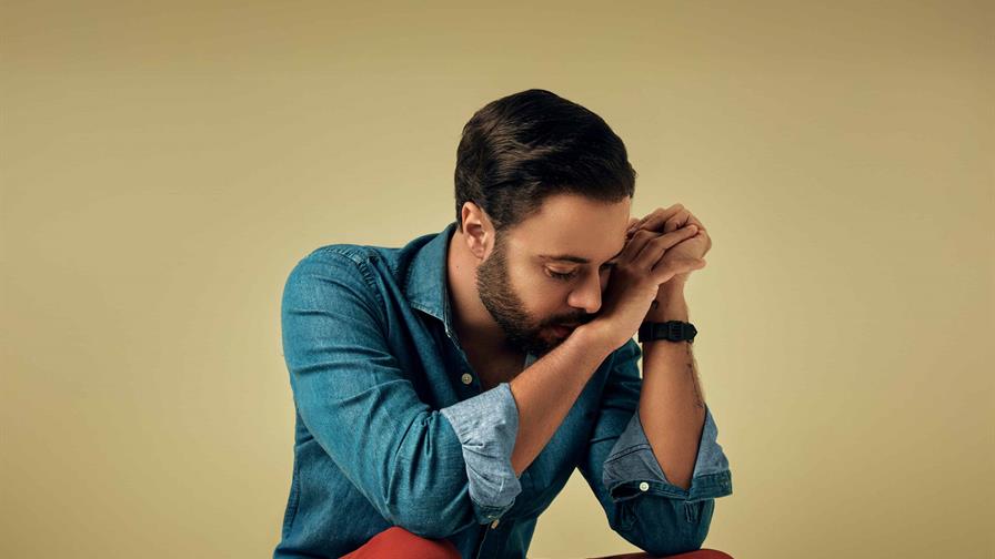 Edward Cruz le canta al desamor con ritmo de merengue en "Pa&acute; no pensarte nunca m&aacute;s"