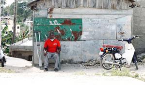 Fue algo sorprendente": comunitarios en Haina pasan la noche despiertos tras incendio en empresa