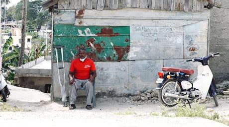 Fue algo sorprendente": comunitarios en Haina pasan la noche despiertos tras incendio en empresa