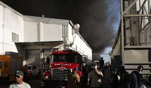 Incendio en f&aacute;brica de pl&aacute;sticos en Haina contin&uacute;a activo; bomberos mantienen fuego confinado