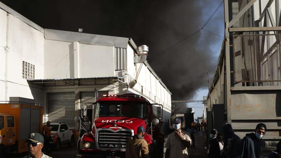 Incendio en f&aacute;brica de pl&aacute;sticos en Haina contin&uacute;a activo; bomberos mantienen fuego confinado