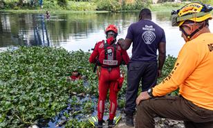 Reanudan b&uacute;squeda de hombre que cay&oacute; al r&iacute;o Isabela durante accidente de tr&aacute;nsito en Villa Mella