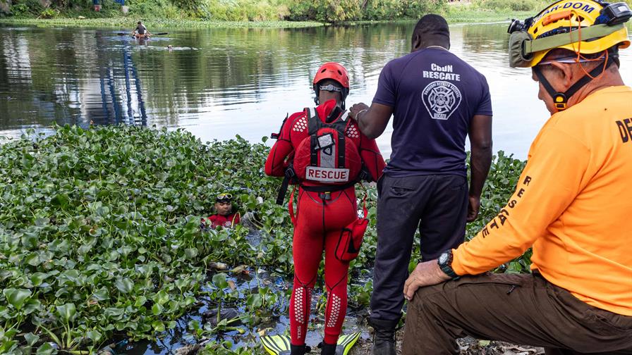 Reanudan b&uacute;squeda de hombre que cay&oacute; al r&iacute;o Isabela durante accidente de tr&aacute;nsito en Villa Mella