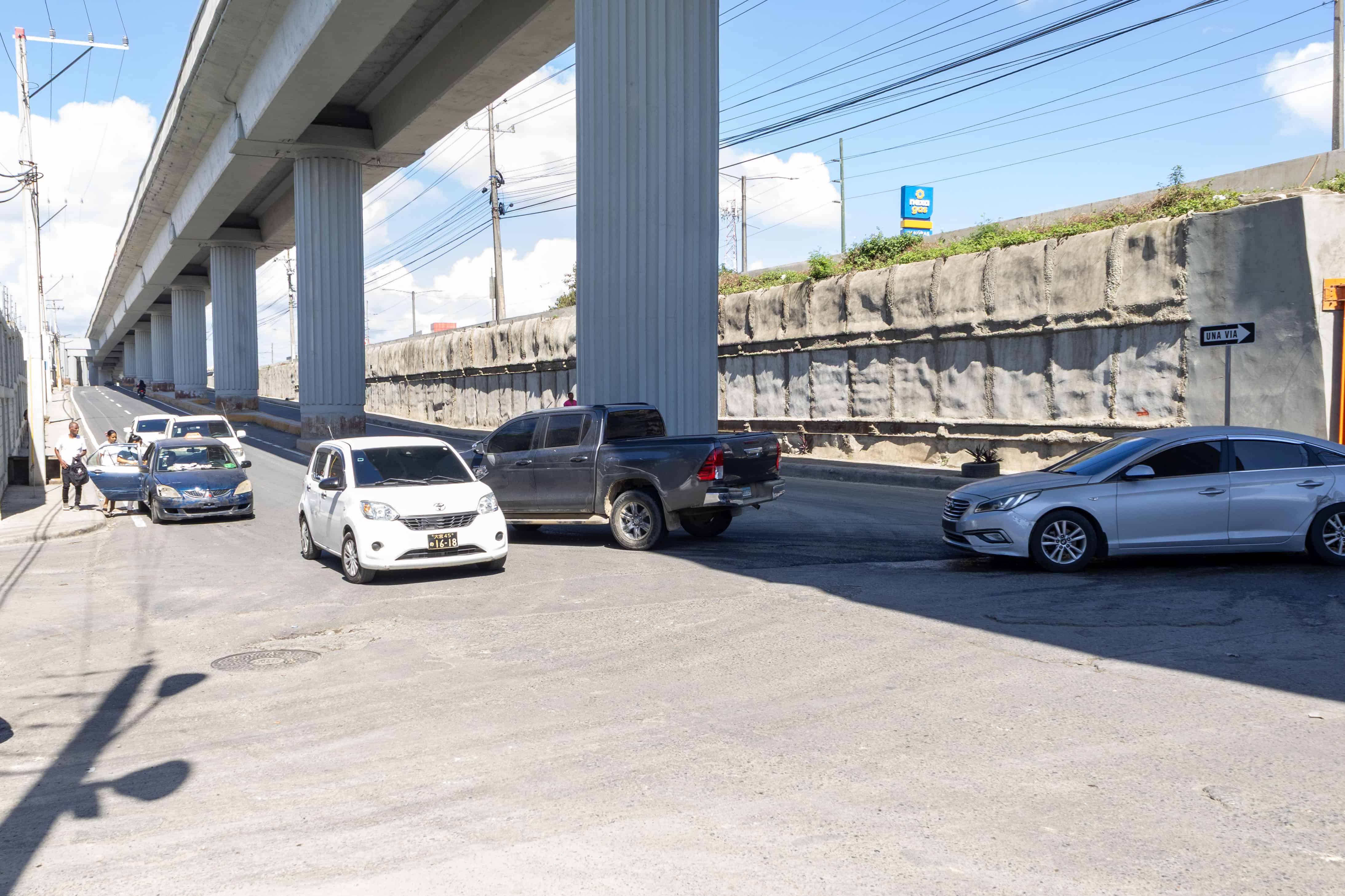 Los residentes de la zona exigen que uno de los tres carriles sea en direcci&oacute;n este-oeste.