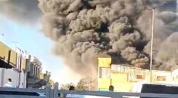 Reportan incendio en establecimiento de muebles y electrodom&eacute;sticos en Villa Mella