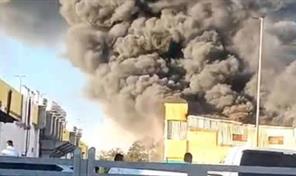 Reportan incendio en establecimiento de muebles y electrodom&eacute;sticos en Villa Mella