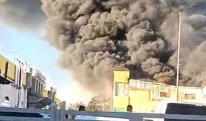 Reportan incendio en establecimiento de muebles y electrodom&eacute;sticos en Villa Mella