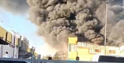 Reportan incendio en establecimiento de muebles y electrodom&eacute;sticos en Villa Mella