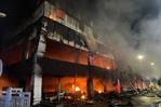 Incendio consume la tienda L&R Comercial en Villa Mella
