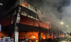 Incendio consume la tienda L&R Comercial en Villa Mella