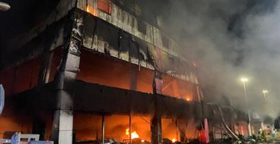 Incendio consume la tienda L&R Comercial en Villa Mella
