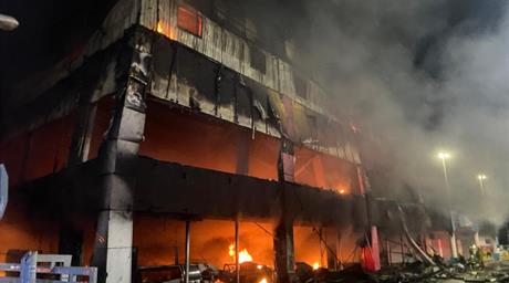 Incendio consume la tienda L&R Comercial en Villa Mella
