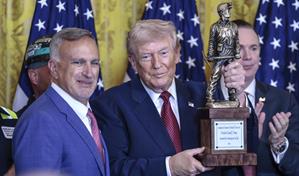 Trump recibe un premio de la industria por ser el campe&oacute;n indiscutible del carb&oacute;n