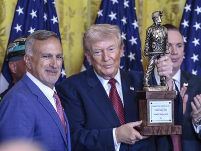 Trump recibe premio por ser el campeón indiscutible del carbón
