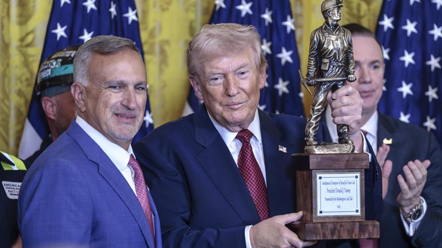 Trump recibe un premio de la industria por ser el campe&oacute;n indiscutible del carb&oacute;n