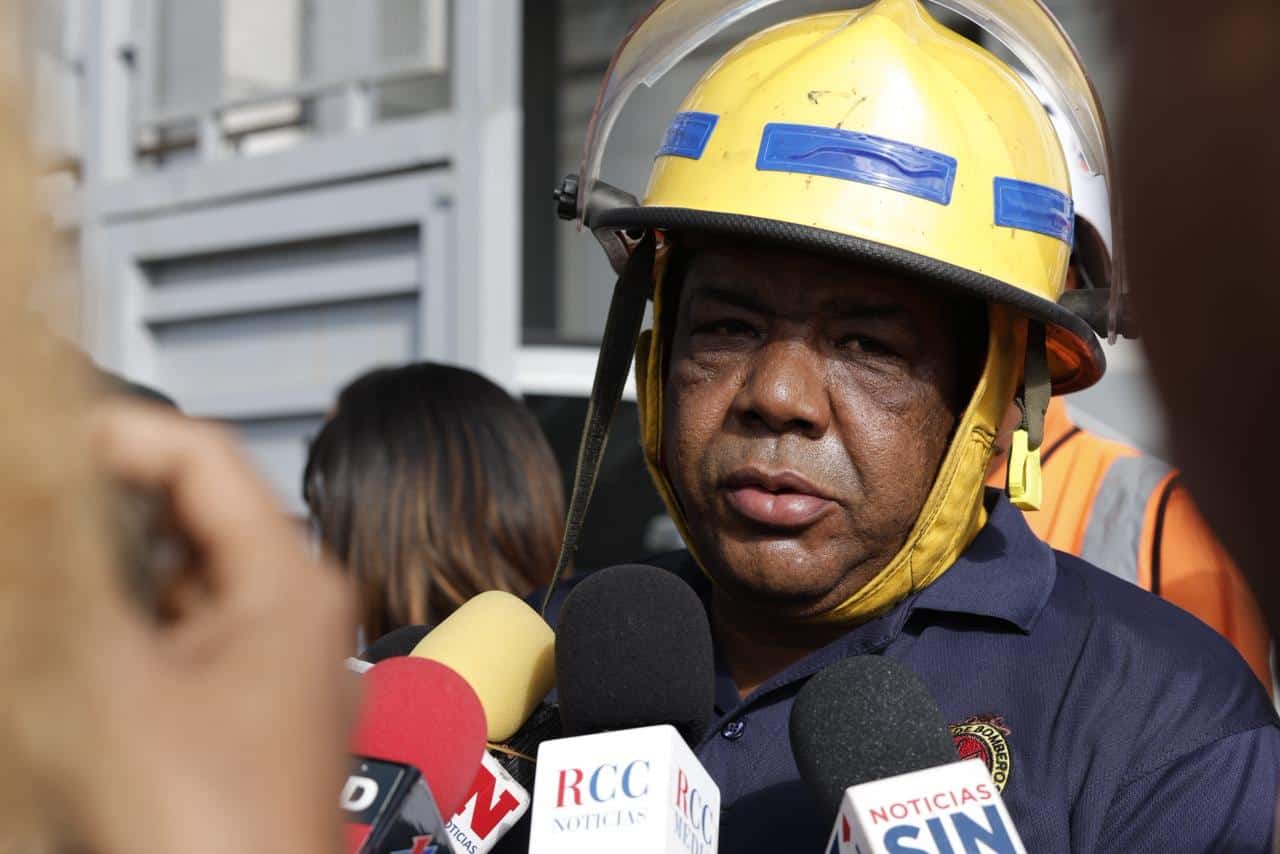 El intendente general del Cuerpo de Bomberos de Haina, Alfonso V&aacute;zquez, inform&oacute; que el incendio est&aacute; bajo control y no representa peligro para la comunidad