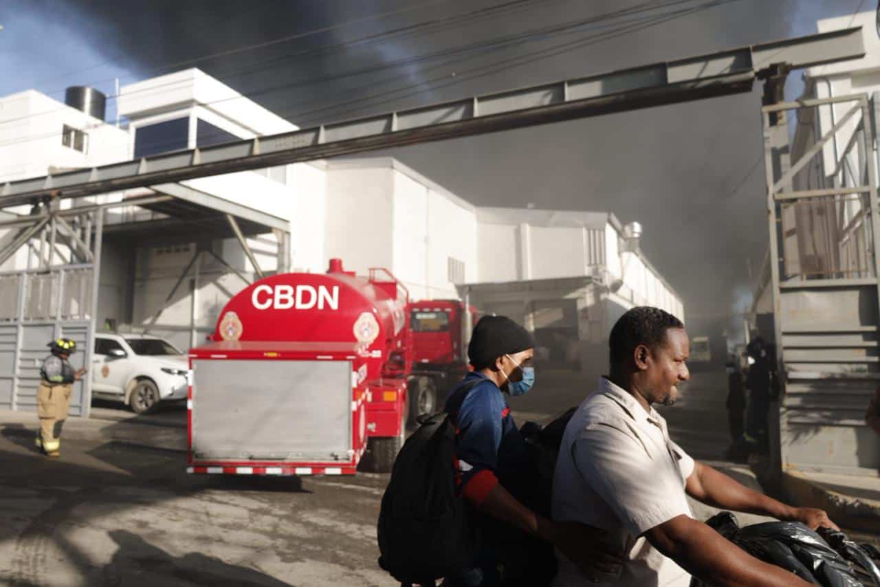 A resident of the sector circulates by motor with a mask as a preventive measure against the smoke in the environment.