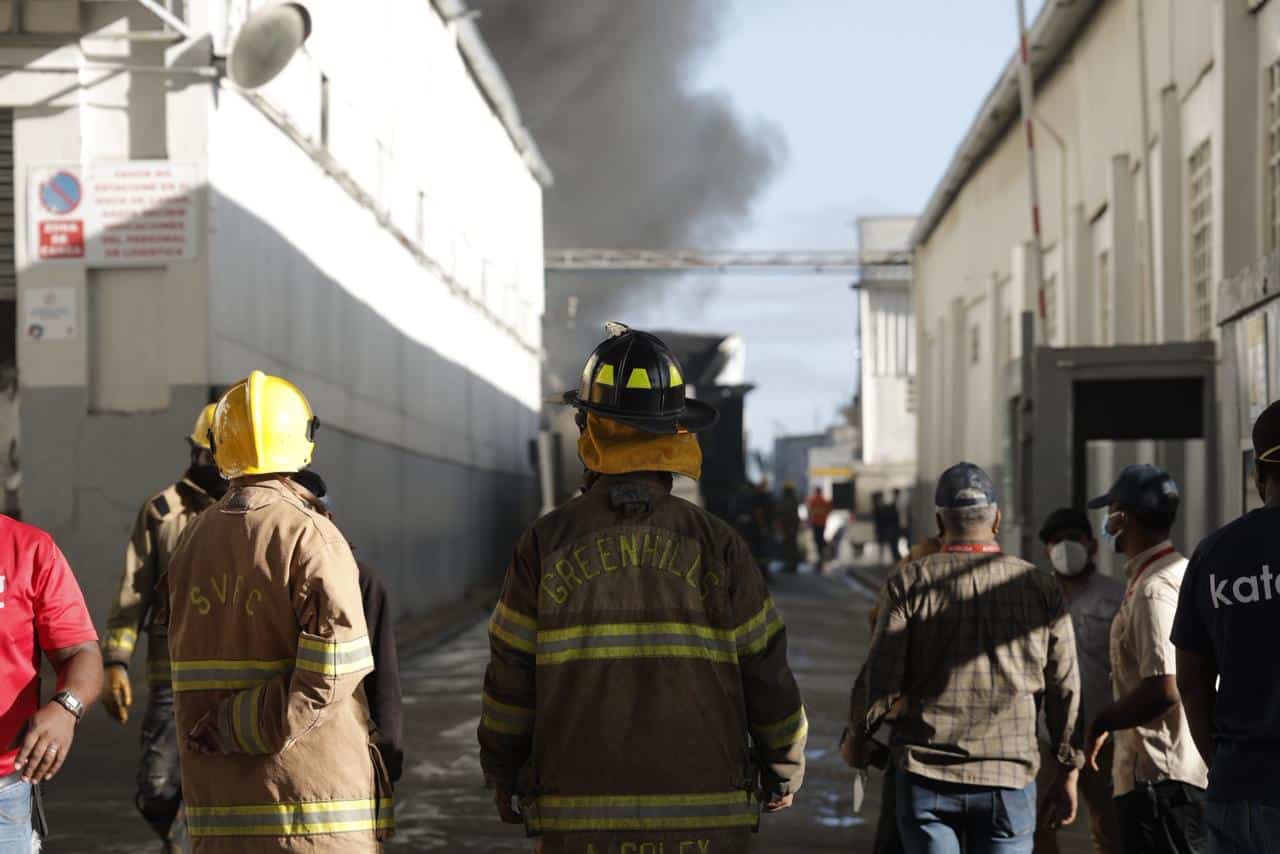 Bomberos de distintas demarcaciones apoyan las labores para contener completamente las llamas