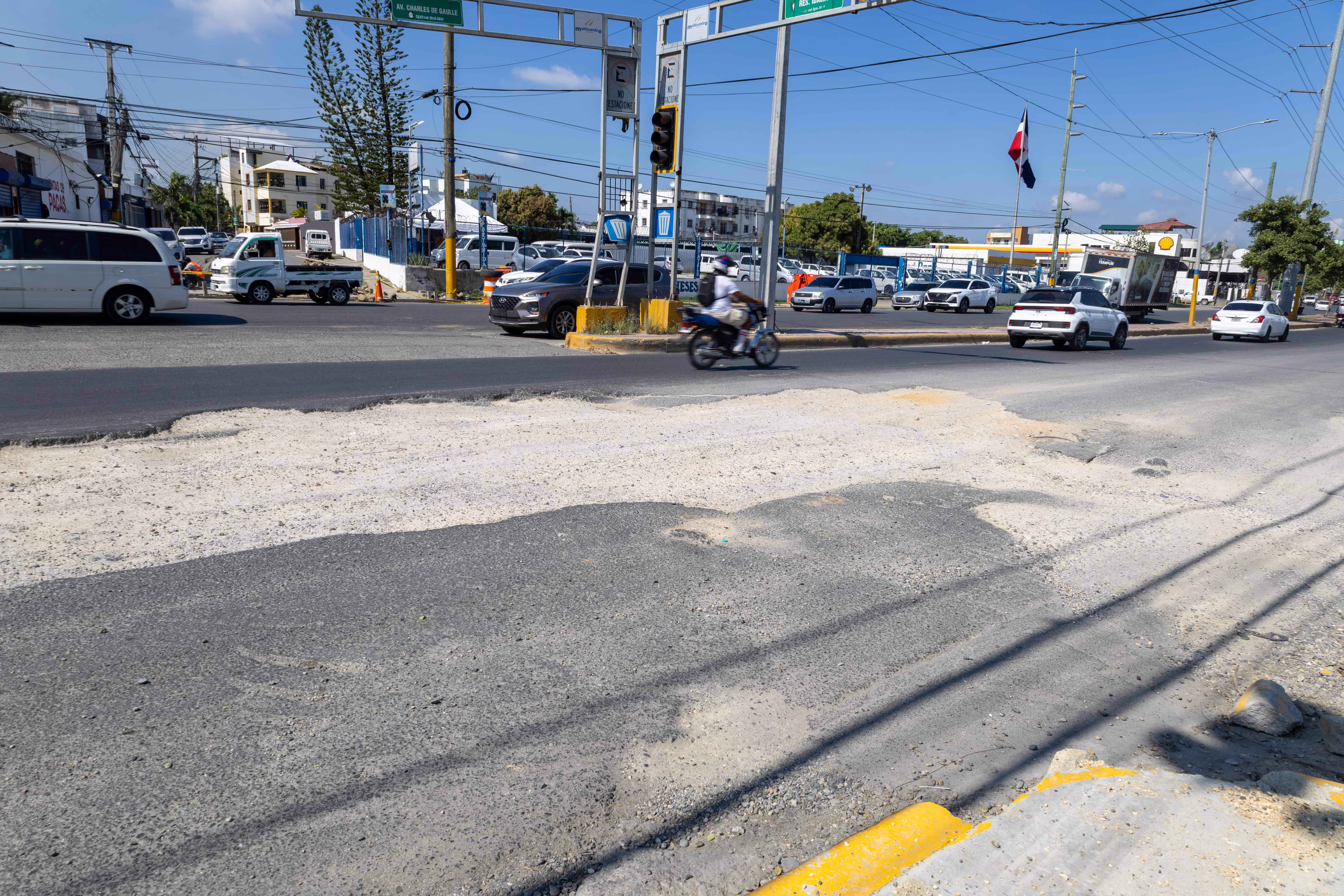 Avenida Charles de Gaulle frente a La Sirena, está deterirada desde hace meses.