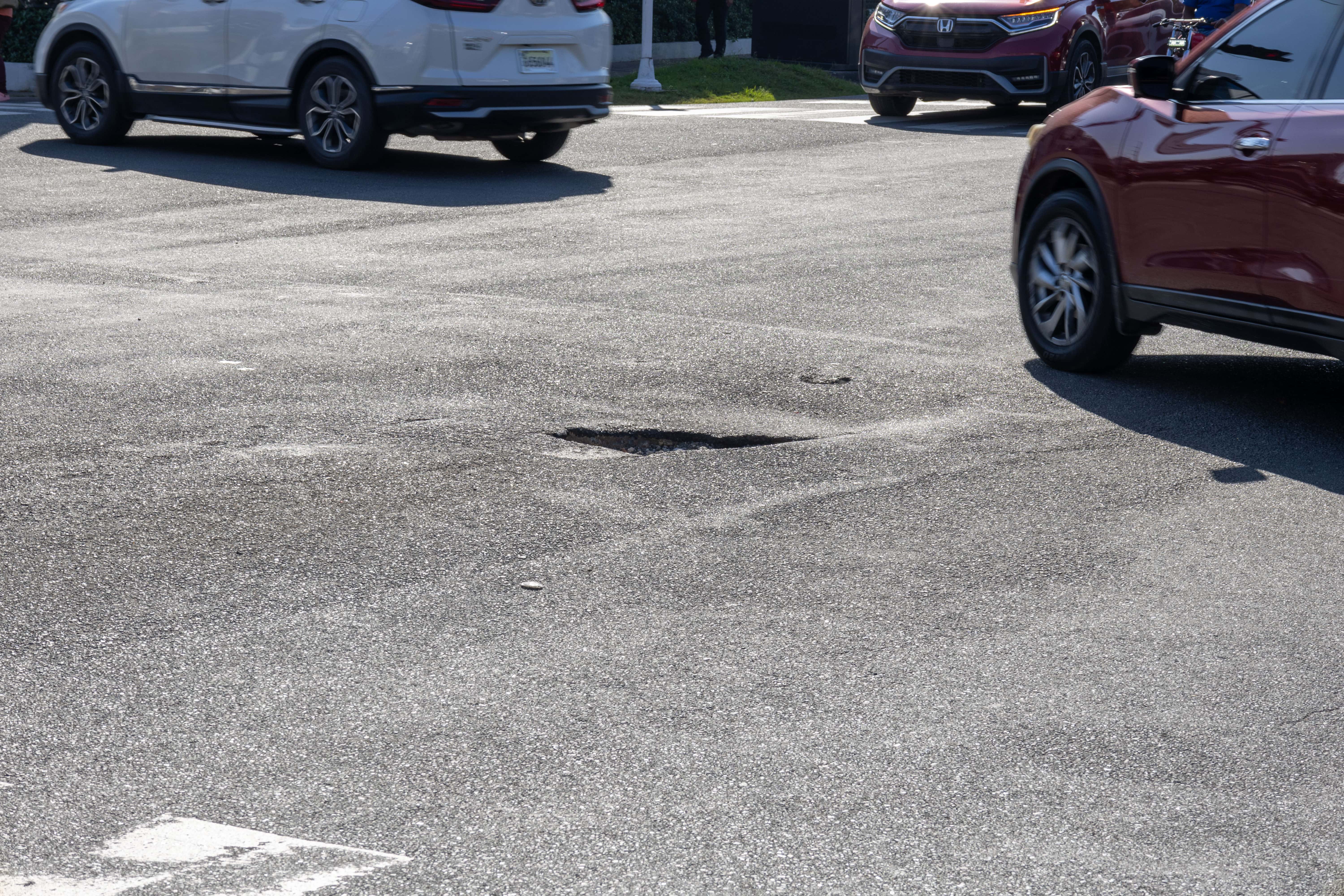 Aparenta  pequeño , pero se trata de un hoyo produndo que daña neumáticos en la Churchil con Charles Sumner.