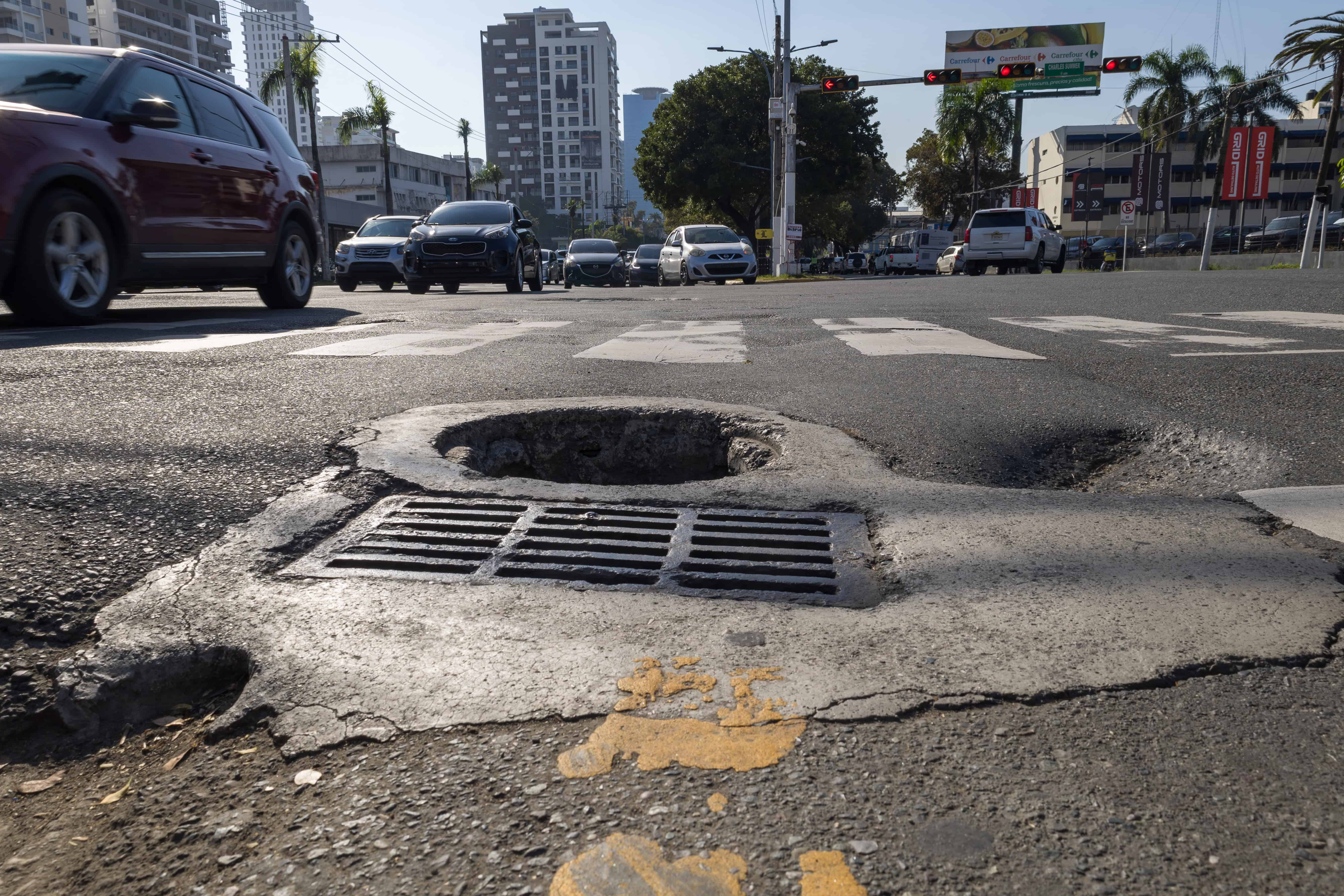 Avenida Winston Churchill esquina Charles Sumner.