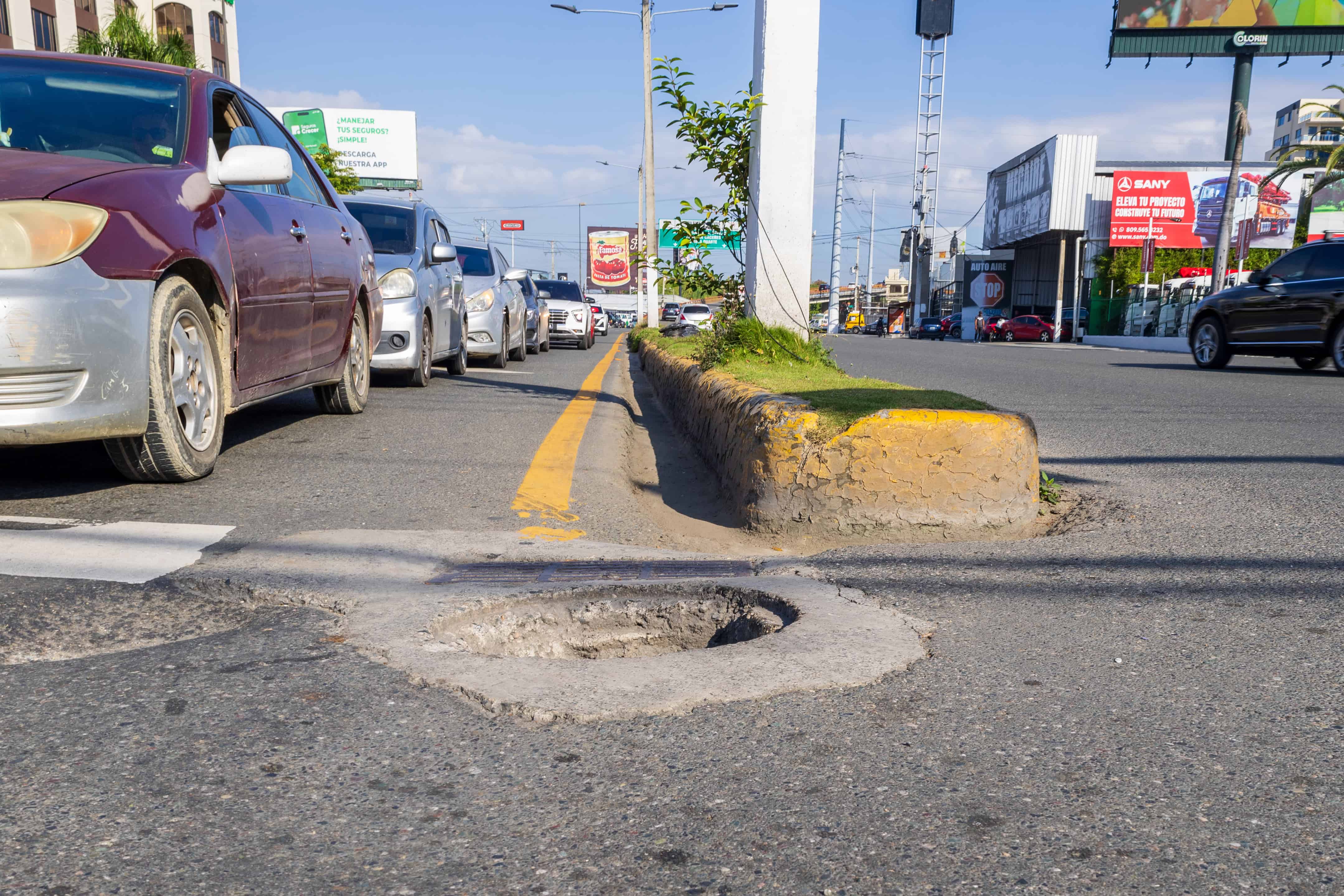 Otro angulo de un hoyo sin tapa en la Winston Churchill.