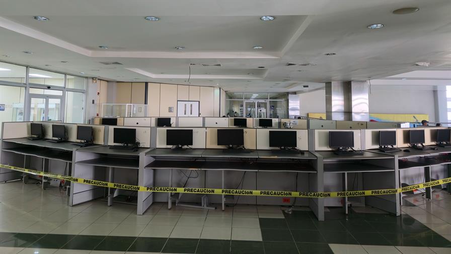 Filtraciones y equipos obsoletos se acumulan en la Biblioteca de la UASD