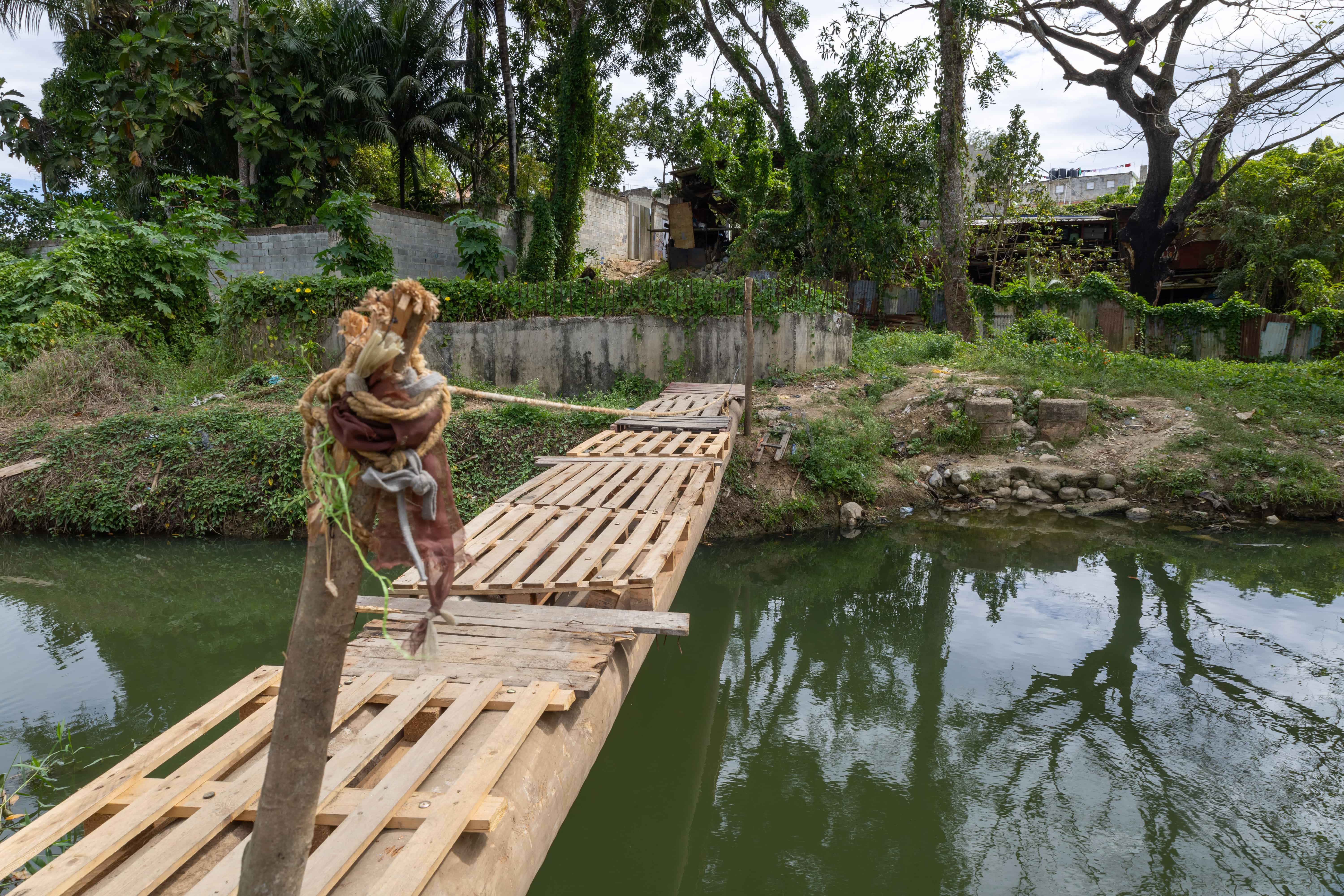 In Cancino Adentro they build an improvised bridge Floods have destroyed other passes built in the area in the past.