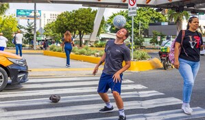 Arte con bal&oacute;n en plena calle, la historia del f&uacute;tbol libre que busca profesionalizarse