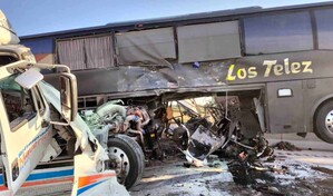 Cinco muertos y 25 heridos al chocar un autob&uacute;s y un tractocami&oacute;n en el norte de M&eacute;xico