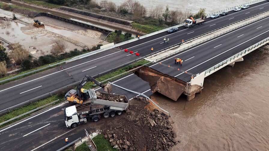 Colapsa un viaducto en una autopista de Portugal tras tormentas e inundaciones repentinas
