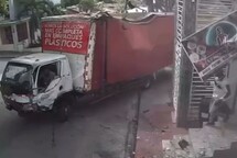 Conductor de cami&oacute;n pierde el control y se estrella contra una vivienda en El Seibo