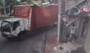 Conductor de cami&oacute;n pierde el control y se estrella contra una vivienda en El Seibo